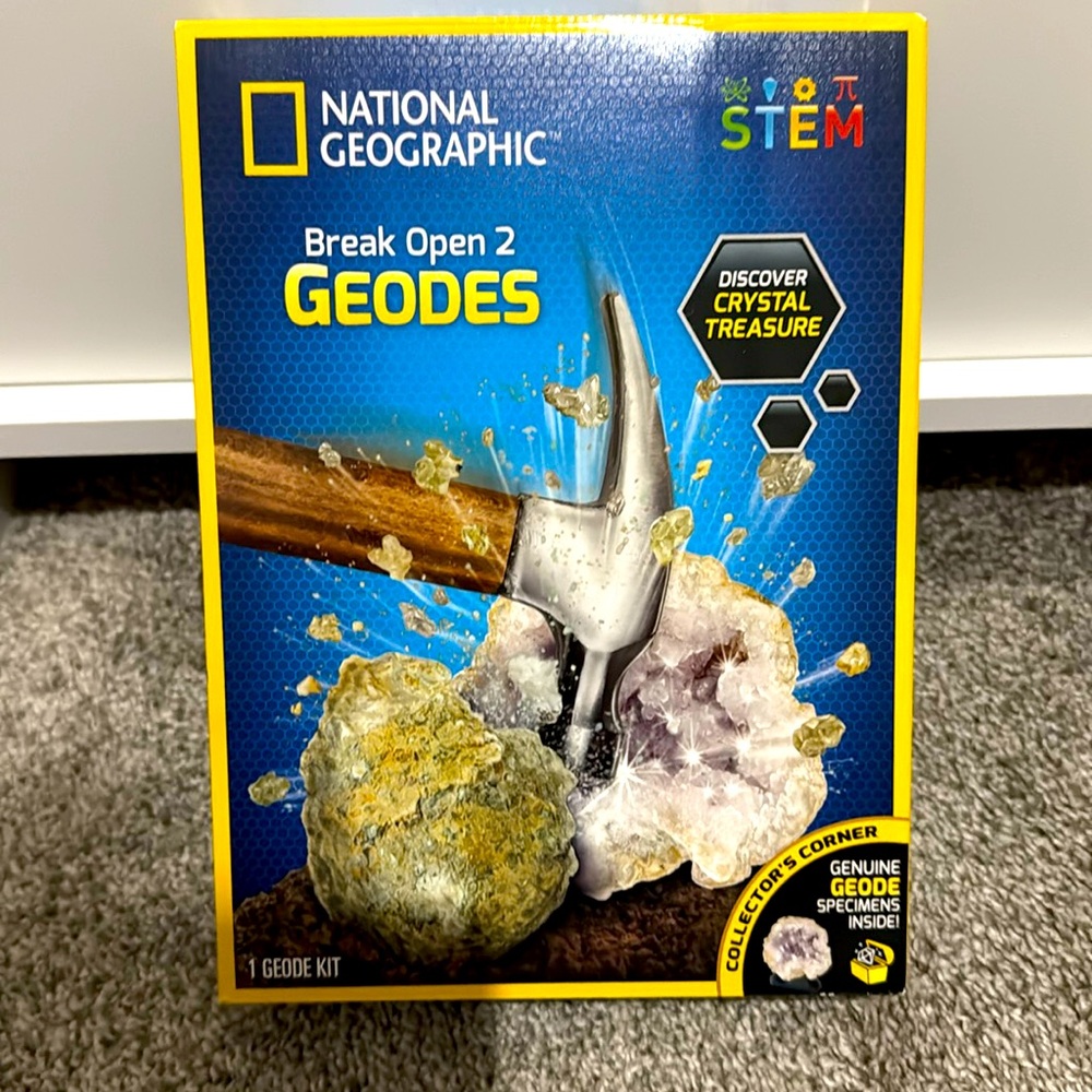 *NEW* National Geographic - Break Open 2 Geodes